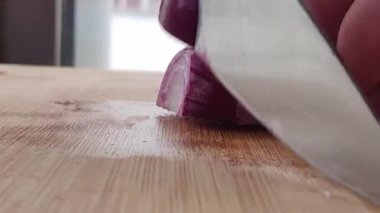 Erkek elleri soğan doğruyor, ev yemeği yapıyor.