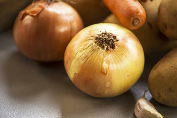 Soğan Patatesleri Havuçlar Kök Sebzeleri Kaplar — Stok fotoğraf