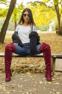 Parktaki sonbahar portresi kadını