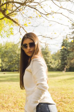 Parktaki sonbahar portresi kadını