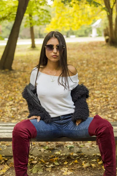 Chute Portrait Femme Dans Parc — Photo