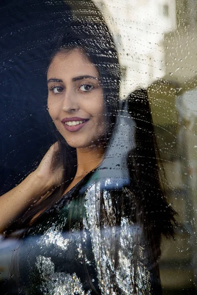 Retrato Mujer Hermosa Fuera Ventana —  Fotos de Stock