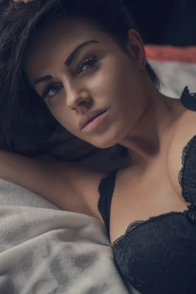Genç Güzel Bir Kadın Siyah Çamaşırlarıyla Yatıyor — Stok fotoğraf