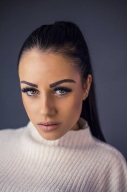 Genç güzel esmer kızın portresini yakından çek. 