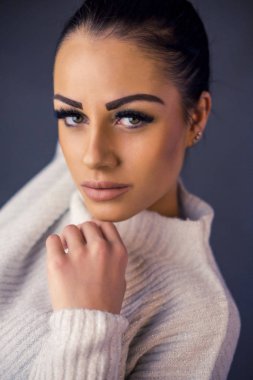 Genç güzel esmer kızın portresini yakından çek. 