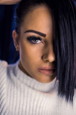 Genç güzel esmer kızın portresini yakından çek. 