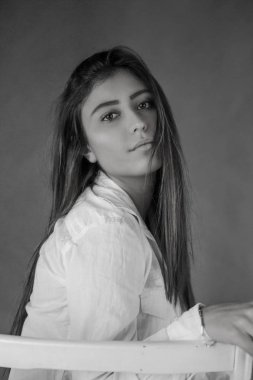 Siyah ve beyaz fotoğraf genç güzel kız 