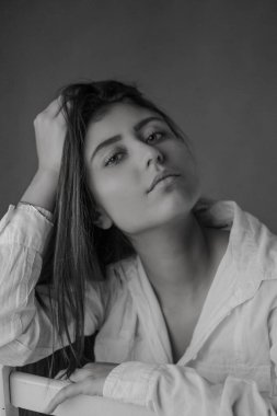 Siyah ve beyaz fotoğraf genç güzel kız 