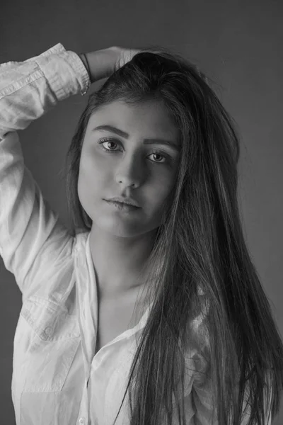 Foto Preto Branco Menina Bonita Jovem — Fotografia de Stock