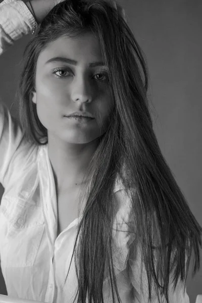 Retrato Blanco Negro Una Joven Hermosa — Foto de Stock