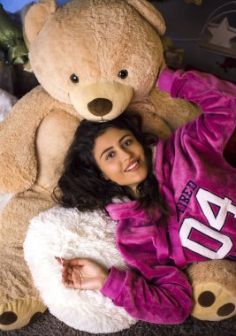 Oyuncak ayıyla poz veren tatlı kız. 