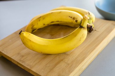 Muz demeti mutfak masasına yakın.