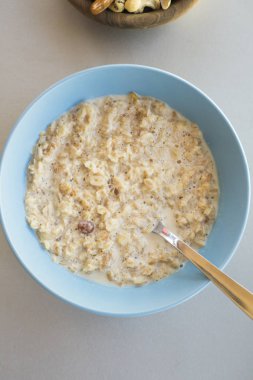 Fındıklı kahvaltılı yulaf lapası