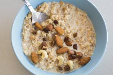 Fındıklı kahvaltılı yulaf lapası