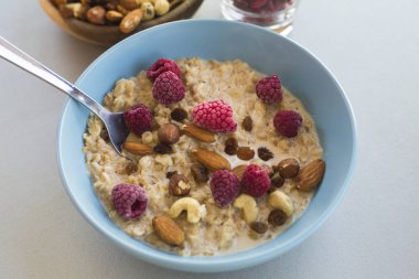 fındıklı ve ahududulu yulaf ezmesi