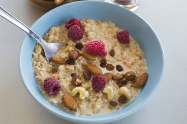 fındıklı ve ahududulu yulaf ezmesi