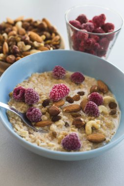 fındıklı ve ahududulu yulaf ezmesi