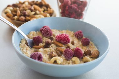 fındıklı ve ahududulu yulaf ezmesi