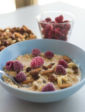 fındıklı ve ahududulu yulaf ezmesi