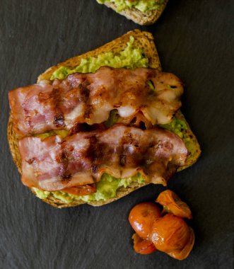 Kirazlı avokado tostu, domates ve pastırma.