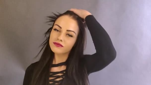 Bella Sexy Ragazza Con Capelli Neri Posa Macchina Fotografica — Video Stock