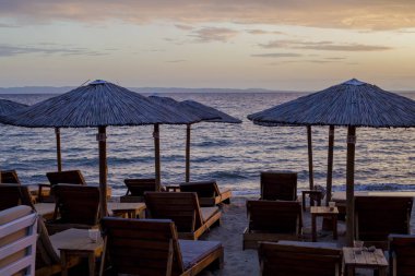 Yunanistan 'ın Chalkidiki kentindeki Nikiti rıhtımı, gün batımında.