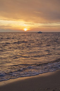 Yunanistan 'ın Chalkidiki kentindeki Nikiti rıhtımı, gün batımında.