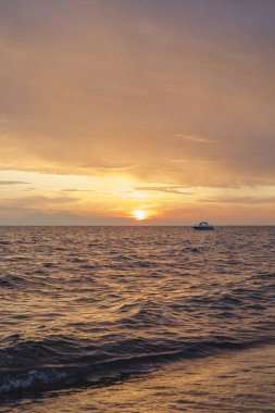 Yunanistan 'ın Chalkidiki kentindeki Nikiti rıhtımı, gün batımında.