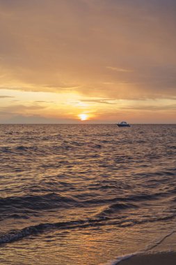 Yunanistan 'ın Chalkidiki kentindeki Nikiti rıhtımı, gün batımında.