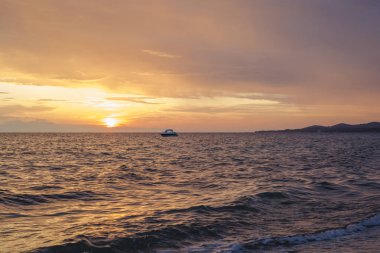 Yunanistan 'ın Chalkidiki kentindeki Nikiti rıhtımı, gün batımında.