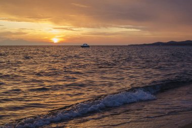 Yunanistan 'ın Chalkidiki kentindeki Nikiti rıhtımı, gün batımında.