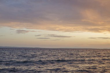 Yunanistan 'ın Chalkidiki kentindeki Nikiti rıhtımı, gün batımında.