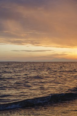 Yunanistan 'ın Chalkidiki kentindeki Nikiti rıhtımı, gün batımında.