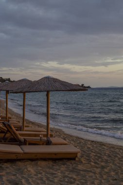 Yunanistan 'ın Chalkidiki kentindeki Nikiti rıhtımı, gün batımında.
