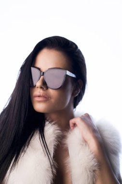 Stüdyoda beyaz kürklü bir kadın