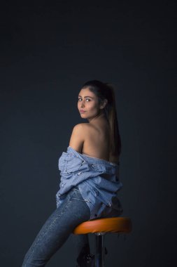 Seksi kadın stüdyoda çekim yapıyor.