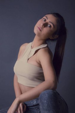 Seksi kadın stüdyoda çekim yapıyor.