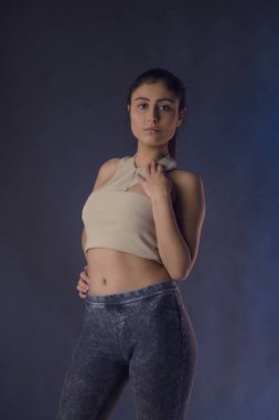 Seksi kadın stüdyoda çekim yapıyor.