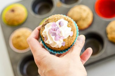 Muz ve ahududulu kek mutfak masasına yakın.