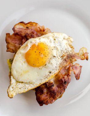 Kahvaltıda avokado tostu yakın.