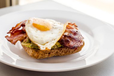 Kahvaltıda avokado tostu yakın.