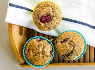 Muz ve ahududulu kek mutfak masasına yakın.