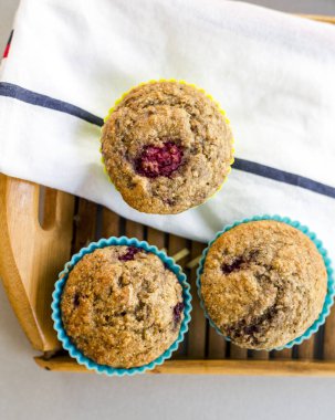 Muz ve ahududulu kek mutfak masasına yakın.