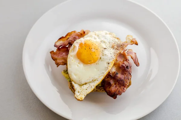 Gros Plan Pain Grillé Avocat Pour Petit Déjeuner — Photo