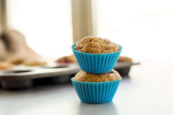 Banan Och Hallonmuffin Nära Håll Köksbordet — Stockfoto