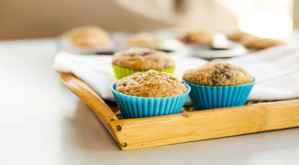 Banaan Frambozen Muffin Close Keukentafel — Stockfoto