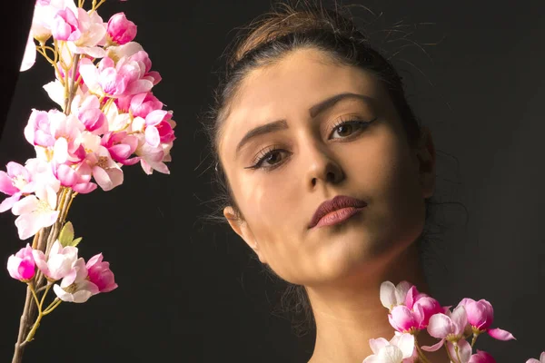 Krásný Portrét Mladé Ženy Pózující Květinami — Stock fotografie