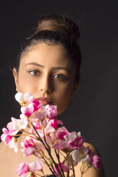 Красивый Портрет Молодой Женщины Позирующей Цветами — стоковое фото