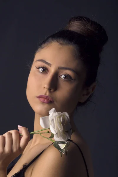 Schönes Porträt Einer Jungen Frau Die Mit Blumen Posiert — Stockfoto