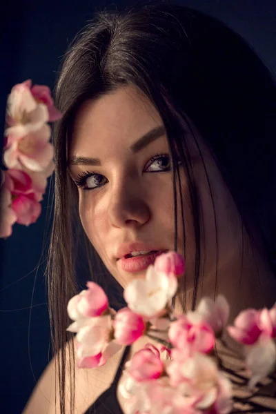 Menina Lindo Com Flores Coloridas Retrato Estúdio — Fotografia de Stock